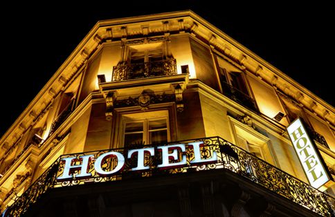 mantenimiento y revisión tuberías en hotel