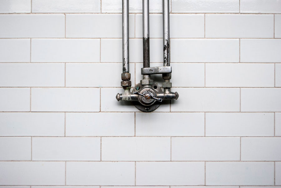 como-detectar-fugas-de-agua-en-casa-llave-de-paso