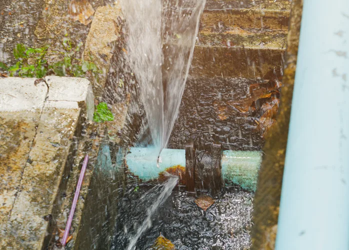 tubería de distribución de agua con fuga