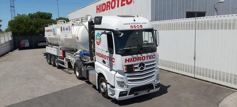 Els vehicles d'Hidrotec ofereixen diferents serveis integrals com ara desembussos i rehabilitació de canonades a Badalona. 